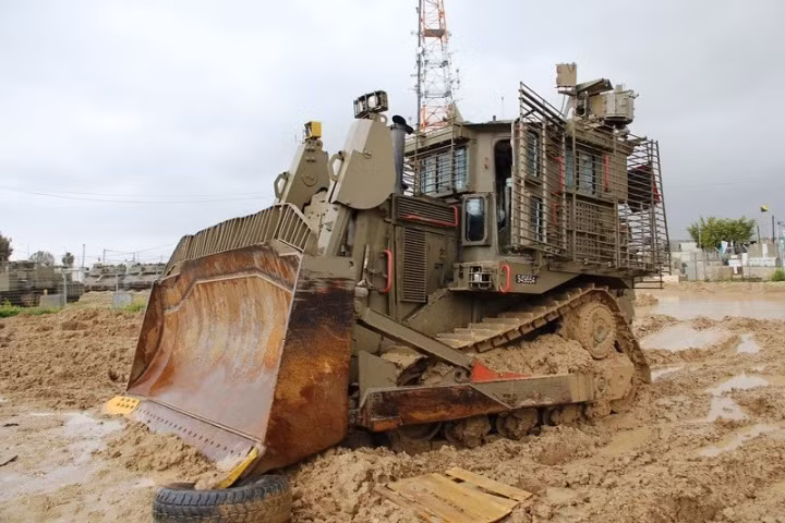 Việc tiến vào Dải Gaza là hành động “lành ít, dữ nhiều”, nên IDF thực hiện phương châm “đánh chắc, tiến chắc”. Để đối phó với những đường hầm của Hamas, IDF đã sử dụng xe ủi đất bọc thép làm phương tiện tiến trước, đặt ra mối đe dọa vô tận cho Hamas. 