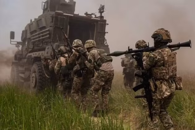 Tập đoàn quân số 10 của Ukraine lần đầu tiên xuất quân đầy đủ; ban đầu nó là lực lượng dự bị chiến lược của quân đội Ukraine. Có thể nhận thấy, để cắt đứt đường tiếp tế quan trọng nhất phía Nam của quân đội Nga, Ukraine đã không ngại hy sinh, quyết tâm thực hiện bằng được; dù phải trả bằng giá rất đắt.