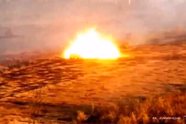 Đoạn video ghi lại khoảnh khắc xe tăng Leopard 2 bị phá hủy và sau đó bốc cháy. Những cảnh quay như vậy cho thấy hiệu quả cao của pháo binh và UAV tự sát của Nga trong các hoạt động chiến đấu chống lại xe bọc thép hạng nặng của Ukraine.