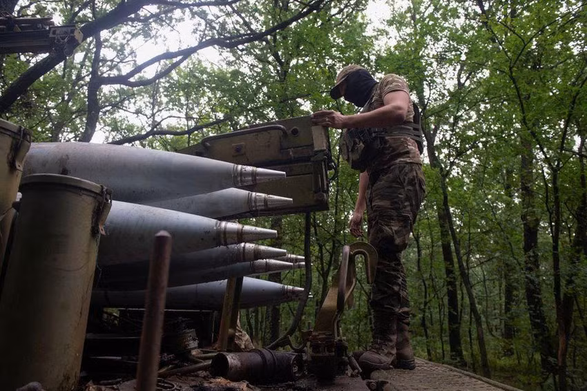 Trên chiến trường Donbass, dù là quân đội Nga hay Ukraine, thì mức tiêu thụ vũ khí và đạn dược hàng ngày đều khiến người ta kinh ngạc. Nhưng đối với quân đội Nga, hệ thống sản xuất quân sự ở hậu phương đã được kích hoạt hoàn toàn, thì việc cung cấp vũ khí sẽ được đảm bảo ở một mức độ nhất định. 