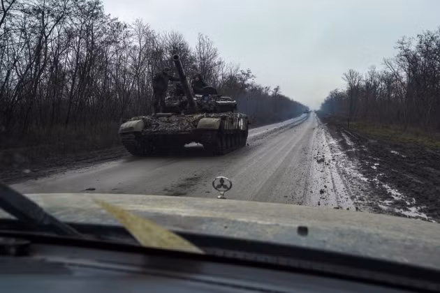 Chiến trường Donetsk phần lớn địa hình rất bằng phẳng và là đất nông nghiệp. Chỉ có hai loại địa điểm thực sự có thể phòng ngự, một là khu đô thị lớn, khu nhà xưởng; hai là những ngọn đồi cao hơn một chút (với độ cao 100-200 mét) so với xung quanh. 