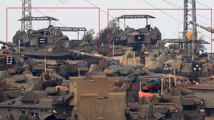 Theo thông tin từ chuyên mục "War Zone" của trang web The Drive của Mỹ ngày 17/10, IDF đang noi gương Quân đội Nga khi lắp "mũ sắt che đầu" trên xe tăng chiến đấu chủ lực Merkava của mình, để chống UAV tấn công. Trước đó, Hamas ngày 7/10 đã công bố một đoạn video, sử UAV 4 trục để thả đạn chống tăng PRG vào xe tăng Israel.