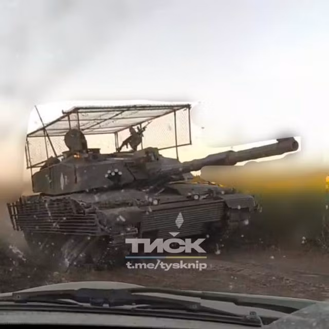Khi cuộc xung đột Nga-Ukraine lan rộng, những chiếc xe tăng, xe bọc thép được trang bị “mũ sắt”, đã trở thành trang bị tiêu chuẩn cho cả hai bên trong cuộc xung đột; chủ yếu là để cung cấp thêm khả năng bảo vệ chống lại các cuộc tấn công bằng UAV. 
