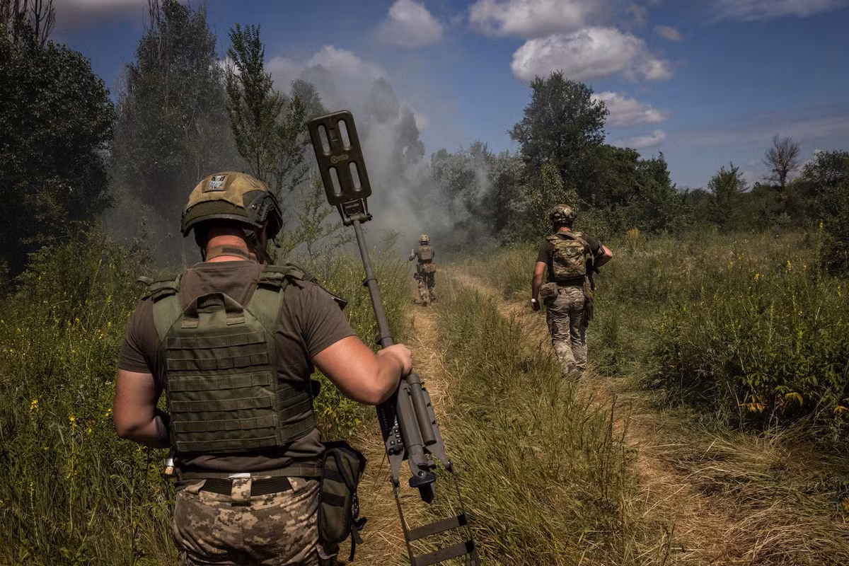 Để vượt qua các bãi mìn của Nga ở hướng Orekhiv, binh lính Ukraine thậm chí phải rà phá thủ công; phương pháp tiến công này bị giới phân tích quân sự nghi ngờ về tính hiệu quả và điều này cũng xác nhận rằng, các bãi mìn dày đặc của Nga đã làm phá sản cuộc phản công của quân đội Ukraine. 