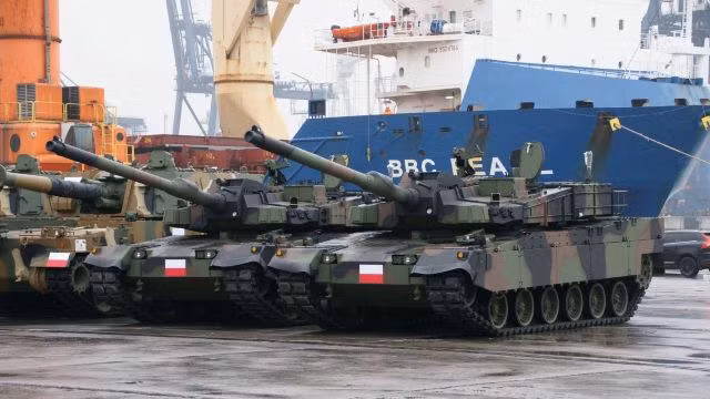 Sau khi bị từ chối, Ba Lan đã thực hiện một trong những thương vụ mua xe tăng lớn nhất trong lịch sử châu Âu, đó là hàng trăm chiếc Abrams của Mỹ và ít nhất 1.000 xe tăng K2 Black Panther của Hàn Quốc. Hơn nữa, nhiều khả năng Ba Lan sẽ sản xuất xe tăng K2 để xuất khẩu cho thị trường châu Âu (Ảnh: Xe tăng K2 của Ba Lan).