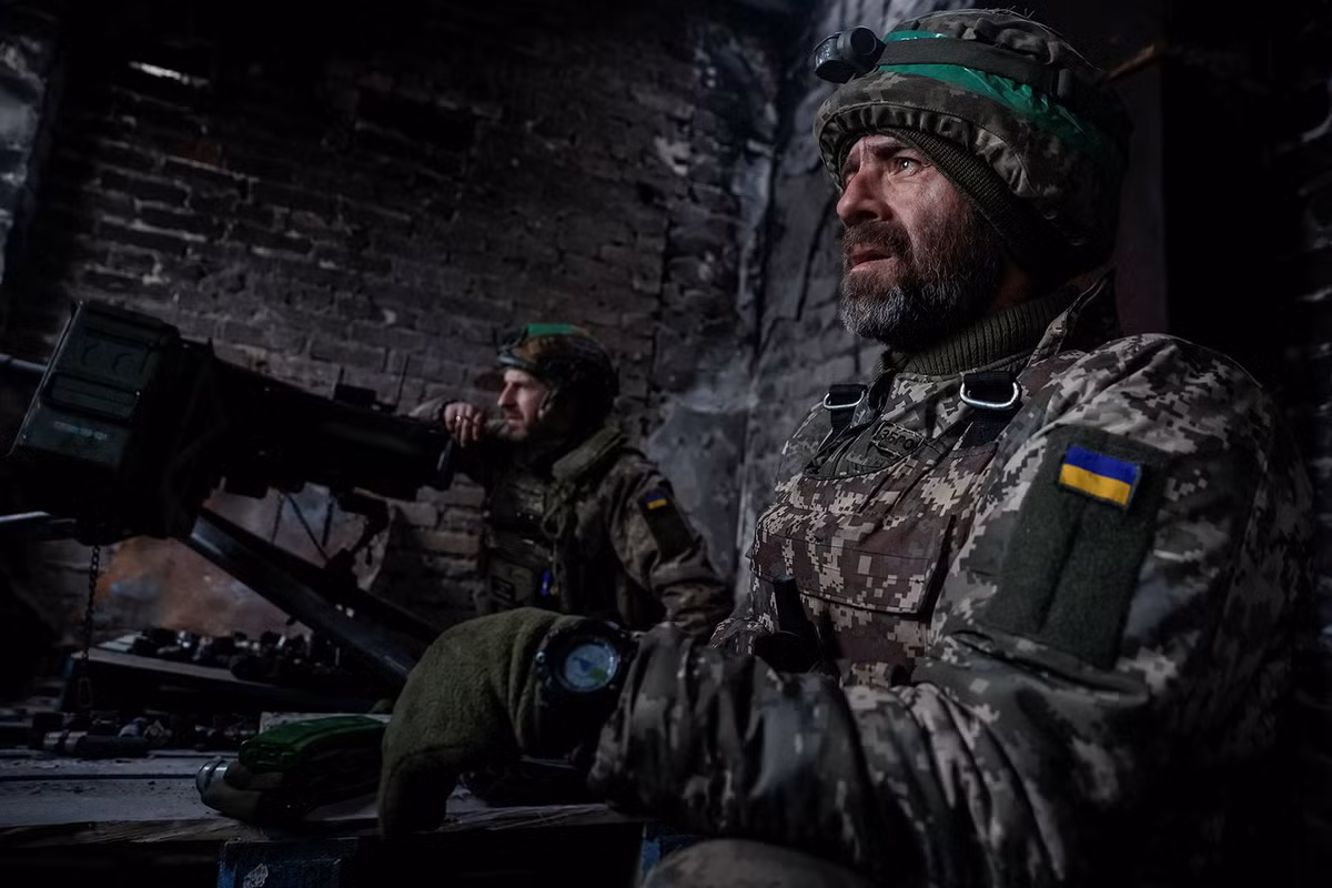 Các lữ đoàn Ukraine đóng quân tại Bakhmut và các khu vực xung quanh, khác nhau về trình độ huấn luyện, do vậy không phải lúc nào họ cũng tương tác tốt với nhau. Đặc biệt là trình độ chỉ huy của đội ngũ sĩ quan rất yếu, vì toàn là sĩ quan mới được bổ sung. 