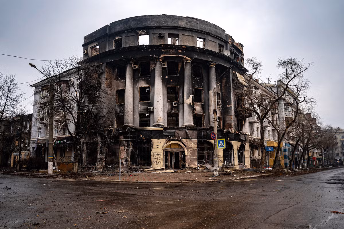 Ngược lại, nếu không có Bakhmut, Quân đội Ukraine sẽ lâm vào thế bị động hơn. Ngoài ra, Bakhmut còn là đầu mối vận chuyển hậu cần vô cùng quan trọng, nơi giao nhau của hai tuyến đường cao tốc, đường sắt đi thẳng đến thủ đô Moscow của Nga.