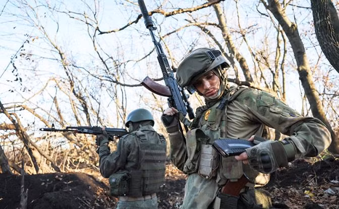 150 lính Nga theo đường ống, vòng ra phía sau lưng Lữ đoàn 1 cận vệ Tổng thống Ukraine đóng quân tại đây để tiến hành một cuộc tấn công bất ngờ. Hành động này của Quân đội Nga quả thực rất táo bạo, khi nhiều đoạn cống thoát nước bỏ hoang này đã bị hư hại.