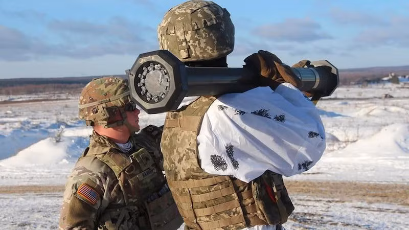 Mặc dù Mỹ tuyên bố rõ ràng sẽ không trực tiếp đưa quân vào Ukraine, nhưng Mỹ đã viện trợ hơn 1.000 tấn vũ khí, đạn dược cho Ukraine; đồng thời triển khai gần 3.000 binh sĩ, trong đó có Sư đoàn Dù số 82 của “Lực lượng Át chủ bài” đến Ba Lan, quốc gia có biên giới với Ukraine. 