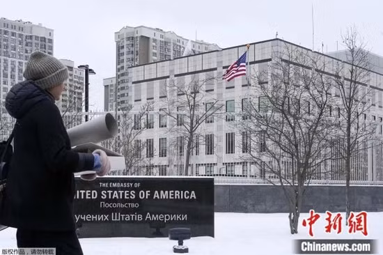 Ngoài việc kêu gọi công dân Mỹ ở Ukraine rời đi, Mỹ cũng đi đầu trong việc đóng cửa đại sứ quán ở Ukraine cách đây vài ngày, với hy vọng các nước khác cũng làm như vậy.