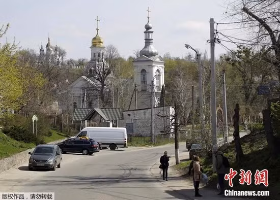 Cho đến nay, tình hình chung ở Ukraine vẫn bình lặng. Tổng thống Volodymyr Zelensky trước đó đã đặt ngày 16/2 là “Ngày đoàn kết” và yêu cầu người dân Ukraine treo quốc kỳ và hát quốc ca để “củng cố khả năng của xã hội Ukraine, trong việc đối phó với mối đe dọa tương lai ngày càng tăng”.
