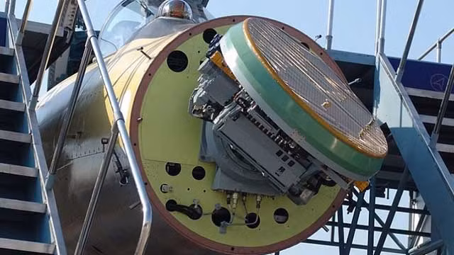 Còn vai trò của Su-35 khi bay “che đầu” Su-30; theo phán đoán, có khả năng trước khi Su-30 khai hỏa tên lửa, hệ thống phòng không của Ukraine đã phát hiện ra Su-30 bằn radar phòng không. Trong trường hợp này, radar N135 Irbis-E cực mạnh trên Su-35, đã phát hiện ra tín hiệu radar từ hệ thống phòng không trên mặt đất của Ukraine và sẽ phóng một trong hai tên lửa chống radar Kh-31P.