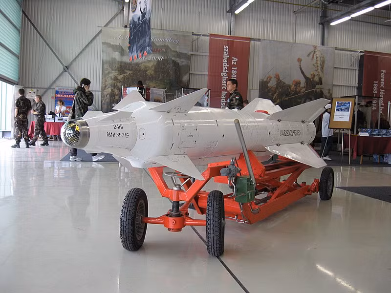 Tên lửa Kh-29 thường được các phi công Nga khóa mục tiêu bằng hệ thống dẫn đường của chính nó (đầu dẫn laser hoặc TV), tức là ngay cả khi nó đang còn nằm ở dưới cánh Su-30 và chưa được phóng đi, đầu dò của tên lửa đã phát hiện và khóa mục tiêu mặt đất bằng đầu dò của chính nó. 
