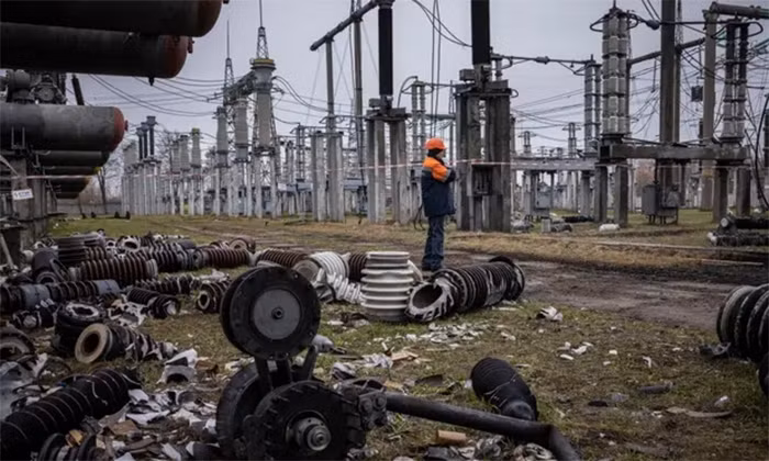 Kể từ khi Ukraina độc lập, lưới điện quốc gia chưa hề được nâng cấp. Vì vậy, kho lưu trữ Liên Xô ở Nga đã có bản đồ tổng quát chi tiết và thiết kế lưới điện khu vực trên khắp lãnh thổ Ukraine; trong khi đó, những thiết bị điện của Ukraine hiện nay đều không tương thích với thiết bị của phương Tây. 