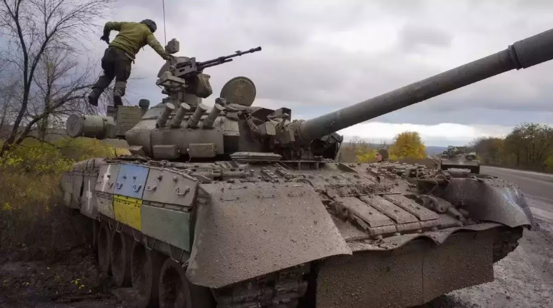 Về mặt lý thuyết, Quân đội Ukraine có thể giải vây cho Bakhmut bằng biện pháp duy nhất là phát động phản công quy mô lớn về hướng Lugansk, trực tiếp uy hiếp bên sườn quân đánh thuê Wagner; nhưng Quân đội Ukraine rõ ràng không có khả năng này.