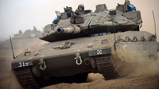 Trang web “Quan sát quân sự” của Mỹ vào năm 2015 đã xếp Merkava 4 là xe tăng được bảo vệ tốt nhất thế giới. Ngoài lớp giáp tổng hợp, Merkava được trang bị cả hệ thống bảo vệ chủ động Trophy (APS); tuy nhiên hệ thống này không thể bảo vệ các đòn đánh từ phía trên.