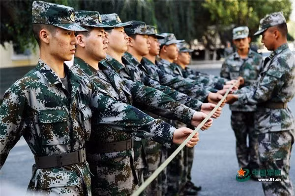 Ngoài ra, chính sách một con của Bắc Kinh được cho là một yếu tố quan trọng, nổi bật ảnh hưởng đến tinh thần chiến đấu của người lính. Một số lượng lớn binh sĩ PLA hiện nay đều thuộc các gia đình một con, họ là chỗ dựa duy nhất cho cha mẹ, thậm chí là ông bà khi về già.