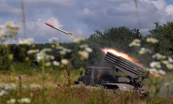 Washington Post nhận định, ngược lại, quân đội Ukraine vẫn dựa vào chiến thuật tác chiến lạc hậu và chỉ tập trung bắn đạn pháo vào các vị trí của Nga, không đạt được “chiến thắng quy mô lớn” như Washington tưởng tượng. 