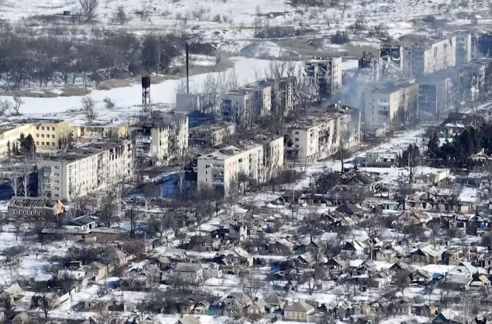 Câu hỏi đặt ra là tại sao Quân đội Ukraine không dựa vào các thành phố, kéo quân Nga vào đây và chiến đấu trên đường phố, giống như ở Bakhmut, khi chiến thuật này trước đây đã có tác dụng? Nên nhớ pháo đài Ugledar hay Marinka, Quân đội Nga đã phải mất gần hai năm để chiến đấu trên đường phố và chiến đấu ở vùng ngoại ô.