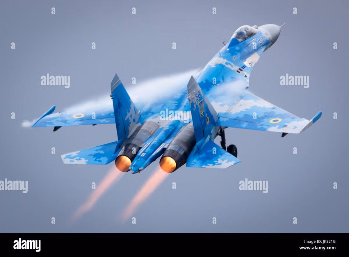 Còn chiến đấu cơ Su-27 được Liên Xô sản xuất từ trong thập niên 1980, hiện đã được Nga nâng cấp; đây là chiến đấu cơ hạng nặng, được chế tạo để đối trọng với F-15 của Mỹ; Su-27 được đánh giá là có khả năng cơ động vượt trội, đặc biệt là ưu thế trong chiến đấu tầm gần.