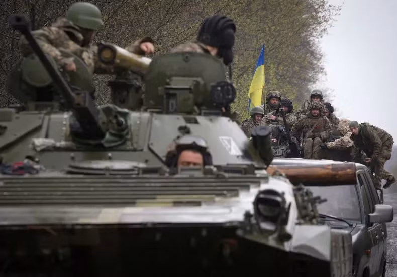 Quân đội Ukraine cũng trưng ra “chiến lợi phẩm” thu được của quân Nga và tinh thần Quân đội Ukraine lên rất cao. Một quan chức cấp cao của Ukraine cho biết, khi Nga tiếp tục rút lui ở khu vực Kharkov, lực lượng Kiev đã giành lại kiểm soát hơn 40 khu vực định cư. 