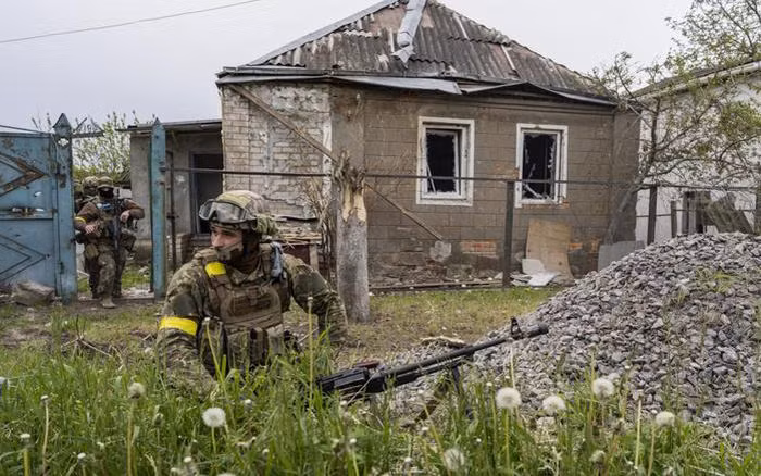 Đúng như dự đoán, quân đội Ukraine trong đà hăng say, đã xung phong và truy kích quân Nga, nhưng không ngờ quân đội Ukraine lại rơi vào vòng phục kích sau khi chọc thủng phòng tuyến. 