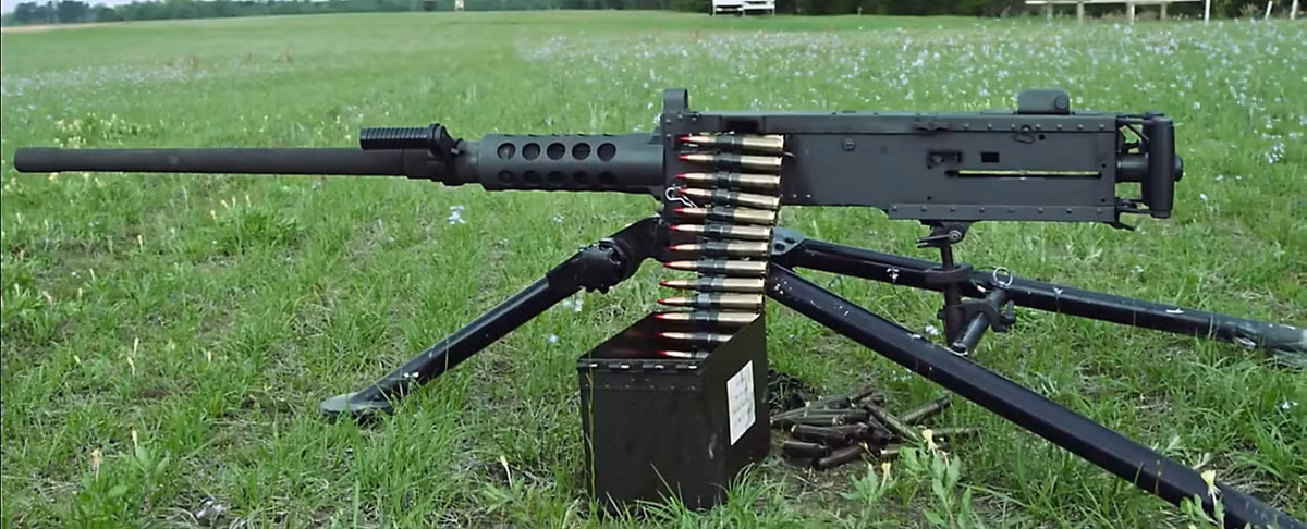 Súng máy hạng nặng NSVT bắn đạn 12,7x108mm, trong khi M2 Browning bắn đạn 0,50 BMG (12,7x99mm). Đạn .50 BMG ngắn hơn một chút nhưng có sơ tốc đầu nòng cao hơn, giúp M2 Browning có tầm bắn hiệu quả xa hơn so với đạn NSVT.
