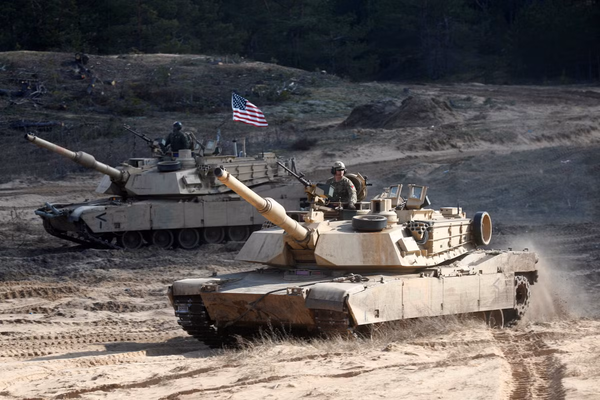 Chính vì tư duy thiết kế này, M1 Abrams được gia cố giáp bảo vệ chủ yếu ở bán cầu phía trước, nơi chịu mật độ hỏa lực chống tăng nhiều nhất và cắt giảm ở hai bên thân và phía sau xe để tối ưu trọng lượng. Tư duy thiết kế này cũng được áp dụng trên nhiều dòng MBT nổi tiếng như Leopard-2 của Đức, Challenger-2 của Anh hay T-80 của Liên Xô.