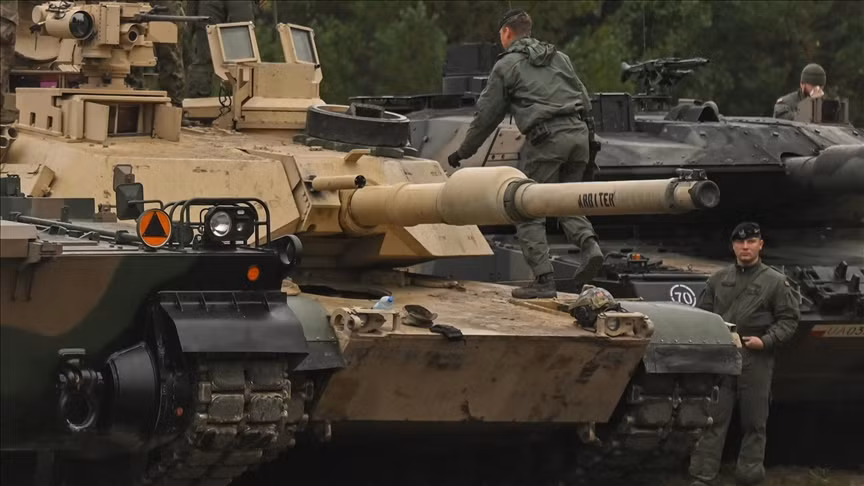 Đồng thời Mỹ chính thức bàn giao lô xe M1A1 cho Ukraine vào tháng 9 này. Số các binh sĩ Ukraine được huấn luyện tại Đức trực tiếp trên xe tăng chiến đấu chủ lực Abrams, cũng sẽ kết thúc khóa huấn luyện trong tháng này. 