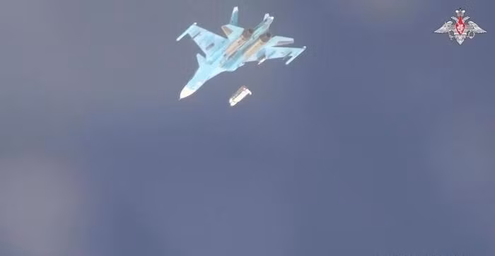 Nếu chế áp được các hệ thống phòng không Patriot của Ukraine, máy bay ném bom Su-34 của Nga có thể hoạt động sát khu vực chiến tuyến; từ đó tấn công các mục tiêu của Ukraine ở khu vực Dnipropetrovsk và Pavlograd mà không sợ bị đe dọa. Nhất là hiện nay, Nga có loại bom lượn có tầm bay tới 120 km. (Nguồn ảnh: Sputnik, TASS, Kyiv Independent).