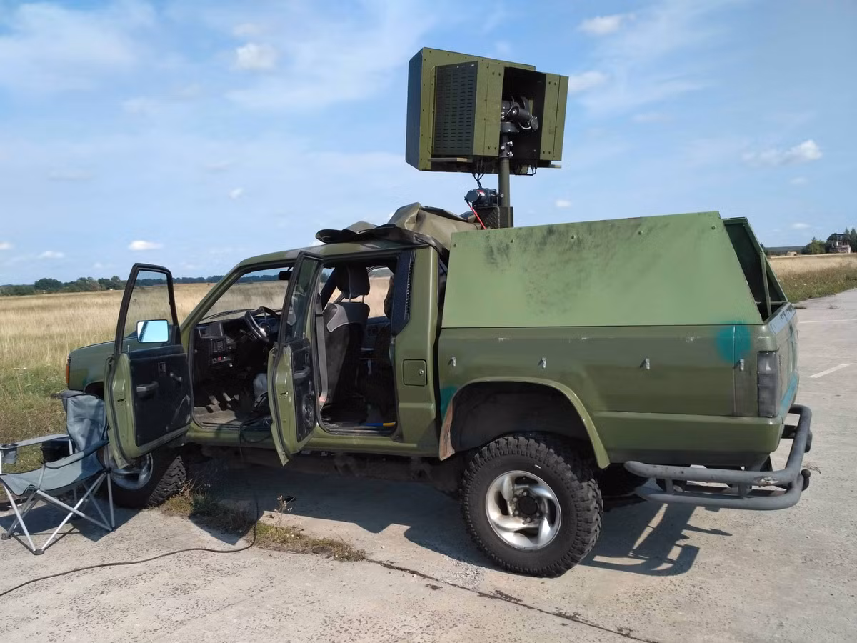 Forbes phân tích, có khả năng modem cũng cho phép điều hướng UAV Geran-2, bằng cách sử dụng sóng 4G để xác định đường bay. Đây có thể là một biện pháp đối phó với hệ thống tác chiến điện tử Pokrova của Ukraine, khi hệ thống này tạo ra tín hiệu vệ tinh giả, có thể làm UAV Geran-2 bay chệch hướng.