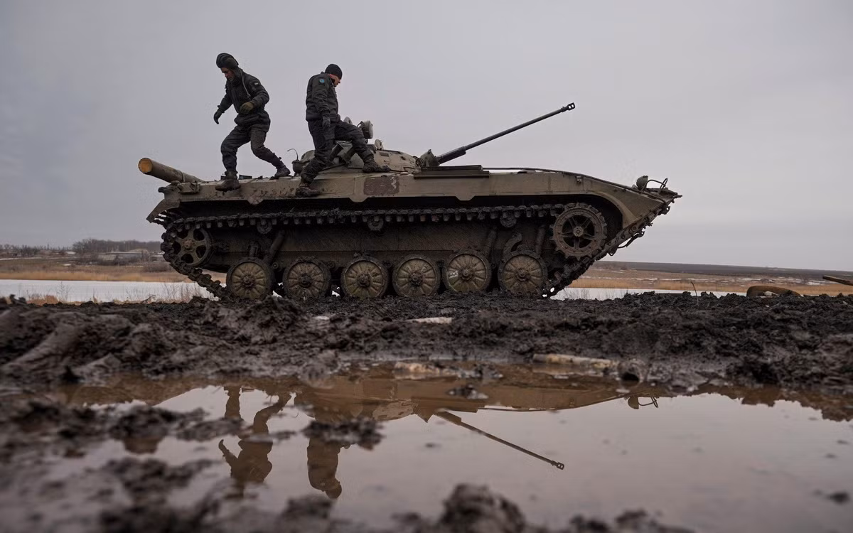 Theo Bộ Quốc phòng Nga, do điều kiện thời tiết cuối thu, nên khu vực Đông Âu thường có mưa lớn, khiến đường sá lầy lội, không thuận lợi cho việc thực hiện các cuộc tấn công. Trong mấy ngày qua, cả hai bên đều chưa thực hiện bất kỳ hoạt động tấn công lớn nào trên mặt trận Kursk.