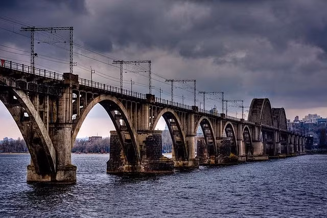 Nhưng có một vấn đề khác đó là, nhờ các kỹ sư Liên Xô, cơ sở hạ tầng của Ukraine phát triển đến mức bây giờ và muốn phá hủy các cây cầu bắc qua sông Dnepr, thì phải dùng hỏa lực cực mạnh, thậm chí tới mức vũ khí hạt nhân.