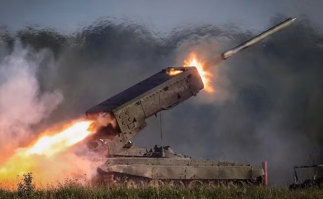 Đồng thời, Tổng tư lệnh quân đội Ukraine Zaluzhni cho biết, Quân đội Nga ở Donbass, tiến hành pháo kích 700-800 lần mỗi ngày, đỉnh điểm có lúc sử dụng tới 60.000 viên đạn pháo và cường độ bắn phá dồn dập đã tăng trở lại.