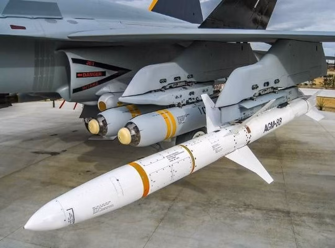 Mặc dù một số máy bay chiến đấu MiG-29 của Ukraine được trang bị tên lửa chống bức xạ HARM của Mỹ, nhưng vì chúng là mẫu đời đầu nên khả năng chống tác chiến điện tử tương đối kém và ít gây ra mối đe dọa cho quân đội Nga.
