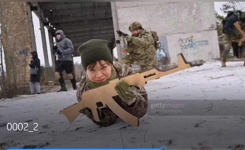 Theo thông tin đăng tải trên mạng xã hội và trên các diễn đàn Ukraine, ngoài sử dụng vũ khí bằng gỗ để huấn luyện, binh lính Ukraine còn phải bắt chước tiếng súng nổ bằng…mồm, như trẻ con chơi trận giả. 