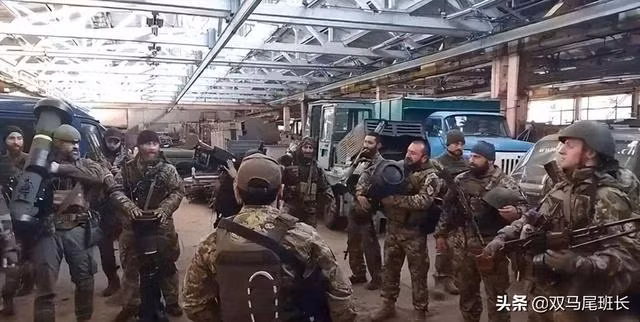 Nhưng đối với phía Ukraine, một vấn đề đau đầu là phải làm gì với "Tiểu đoàn Azov" đã bị quân Nga bao vây trong Nhà máy thép hơn một tháng qua? Và bây giờ, họ phải đứng nhìn Tiểu đoàn Azov, đang dần bị Quân đội Nga loại bỏ trên chiến trường.