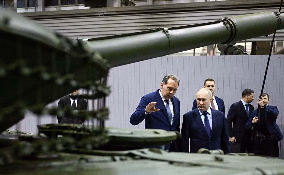 Tổng thống Nga Vladimir Putin đã đến thăm nhà máy của UVZ tại Nizhny Tagil vào tháng 2 năm nay và nhấn mạnh tầm quan trọng của nó. Một thông cáo báo chí chính thức của Nga cho biết, UVZ đang tăng cường năng lực sản xuất, để đáp ứng nhu cầu vũ khí của Quân đội Nga tại chiến trường Ukraine. 