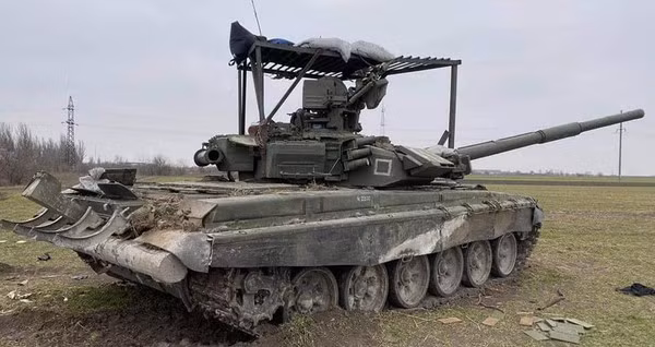 Trước khi xung đột Nga-Ukraine bùng nổ, Nga đã bổ sung áo giáp lồng kiểu "ô dù" cho một số lượng lớn xe tăng T-72B3 của họ, nhằm chống lại đòn đánh kiểu “đột nóc” của tên lửa chống tăng Javelin, mà trước đó Mỹ viện trợ cho Ukraine.
