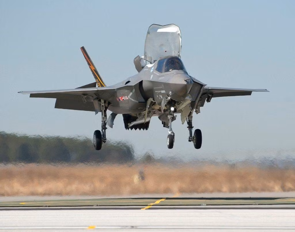 Hơn nữa, phiên bản F-35B là máy bay cường kích đa năng, không đặt ra yêu cầu quá cao về hiệu quả tác chiến trên không; trong đó quan trọng nhất là khả năng cất và hạ cánh thẳng đứng. 