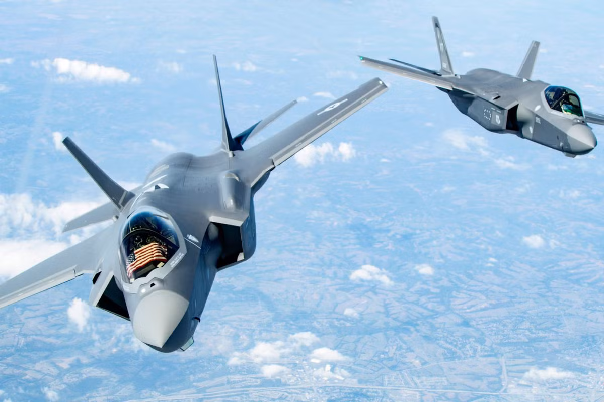 Máy bay chiến đấu F-35 là máy bay chiến đấu đa năng, được tối ưu hóa khả năng tấn công mặt đất, dựa trên các hệ thống trinh sát và quản lý chiến đấu tiên tiến và đặc biệt là thiết kế tàng hình. Tuy nhiên, hiệu quả không chiến của F-35 vẫn mạnh hơn so với các máy bay chiến đấu thế hệ thứ tư như F-15.