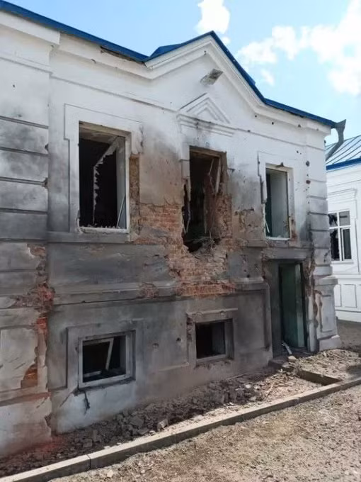 “Quân Ukraine bố trí các ụ súng, lô cốt trên diện tích của khu phức hợp Tu viện, bố trí pháo và súng cối ở nơi linh thiêng, và các lực lượng sử dụng UAV đang thực hiện các cuộc tấn công bừa bãi theo hướng Guevo”, kênh Severny Veter viết.