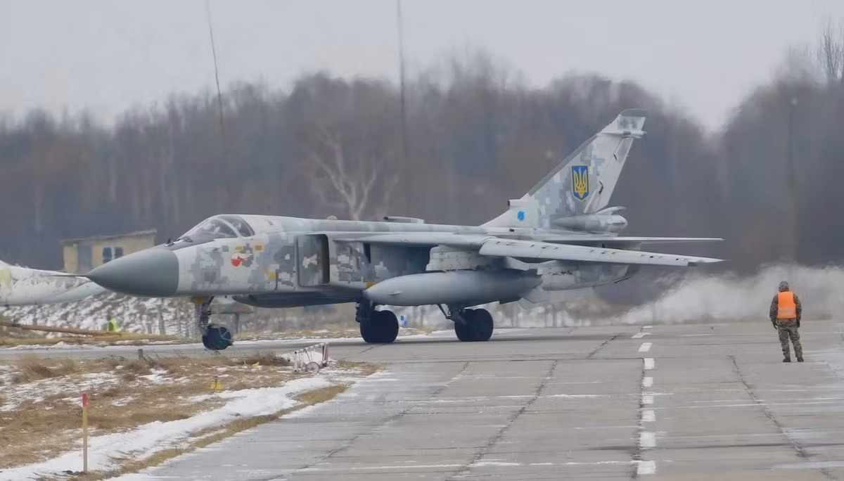 Hơn nữa theo các phân tích, việc Quân đội Nga tấn công bằng tên lửa siêu thanh vào sân bay Ukraine, nơi có máy bay chiến đấu Su-24M, được coi là một phần của chiến lược rộng lớn hơn. Các quan chức và chuyên gia Nga đã nhiều lần tuyên bố rằng, họ sẽ phá hủy các máy bay chiến đấu mà phương Tây cung cấp cho Ukraine, khi chúng vẫn còn trên mặt đất.