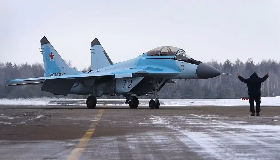 Ông Korotkov cho biết, kể từ năm ngoái, MiG-35 đã được thử nghiệm trong điều kiện chiến đấu thực tế và đáp ứng đầy đủ kỳ vọng của phi công về hiệu suất và khả năng chiến đấu. Dự kiến Bộ Quốc phòng Nga sẽ sớm đưa ra quyết định cuối cùng về việc chuyển giao máy bay này cho Lực lượng Không quân Vũ trụ.