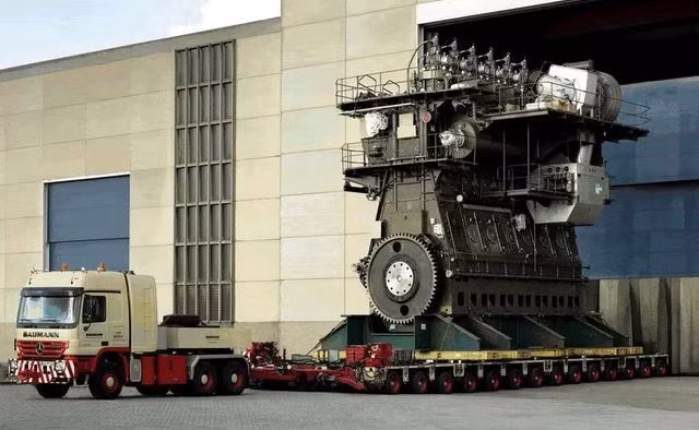 So với động cơ diesel, động cơ tuabin khí có lợi thế về tổng thể; động cơ tuabin khí không chỉ nhỏ hơn và linh hoạt hơn động cơ diesel, mà còn mạnh hơn động cơ diesel. Hiện nay rất ít tàu chiến lớn sử dụng động cơ diesel làm động cơ chính, do sức mạnh của động cơ diesel không thể đáp ứng được yêu cầu. 