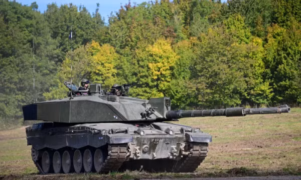 Nếu có điểm yếu nào ở bán cầu trước của xe tăng Challenger 2, thì đó có thể là giáp dưới của thân xe, khi tên lửa chống tăng từng xuyên thủng vị trí này. Nhưng dù thế nào đi nữa, giáp trước của tháp pháo và thân xe vẫn có thể khiến kíp xe cảm thấy an toàn.