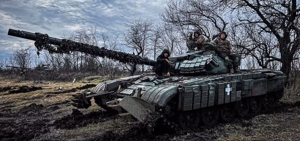 Trước tình hình các mẫu MBT của phương Tây không phát huy được vai trò trên chiến trường Ukraine, theo trang Forbes của Mỹ, các đồng minh của Ukraine đã tìm ra cách đơn giản và nhanh chóng để viện trợ MBT cho Ukraine, đó là trả tiền cho công ty CSG Defense của Séc, để cải tiến những chiếc T-72M cũ do Liên Xô chế tạo từ những năm 1980, thành phiên bản T-72EA. 