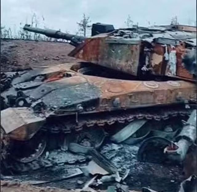 Tuy nhiên, trên chiến trường Nga-Ukraine tình thế đã thay đổi, khi một số lượng lớn UAV mang vũ khí chống tăng, tên lửa hành trình lảng vảng và UAV cảm tử (FPV) tràn ngập chiến trường. Với đạn dược dẫn đường chính xác “từ trên trời rơi xuống”, khiến lớp giáp phía trước dày nhất theo truyền thống của xe tăng, cũng trở nên vô dụng. 