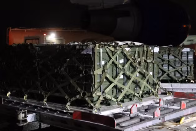 Còn vào ngày 27/2, các nước NATO đã bắt đầu viện trợ khẩn cấp nhiều loại vũ khí đến lãnh thổ Ukraine. Hiện tại một đoàn xe quân sự đã vượt biên giới, mang theo tên lửa chống tăng và hệ thống tên lửa, hệ thống phòng không cơ động, vũ khí cỡ nhỏ, đạn dược, v.v. đến Ukraine.