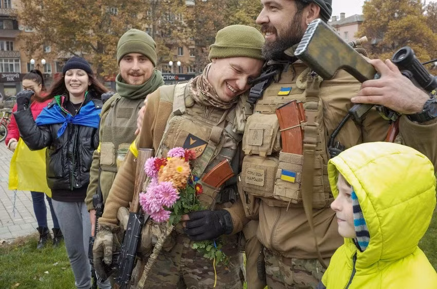 Những chiến thắng của Quân đội Ukraine tại Kherson gần đây hay tại Kharkov cũng không thể khỏa lấp được cuộc khủng hoảng; bởi vì theo các nhà phân tích quân sự độc lập, chiến thắng của Ukraine có sự “giúp sức” rất lớn của Quân đội Nga.